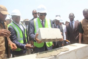 Boké Le Président Alpha Condé pose la première d_un port fluvial et d_un centre de santé