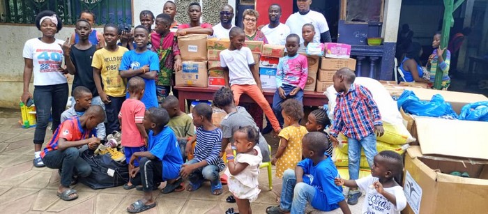 Humanitaire : la promotion 2005 de la Sainte-Marie, offre des dons à l’orphelinat Hakuna Matata